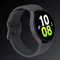 以1/3角度展示黑色Galaxy Watch5裝置，錶帶扣上。