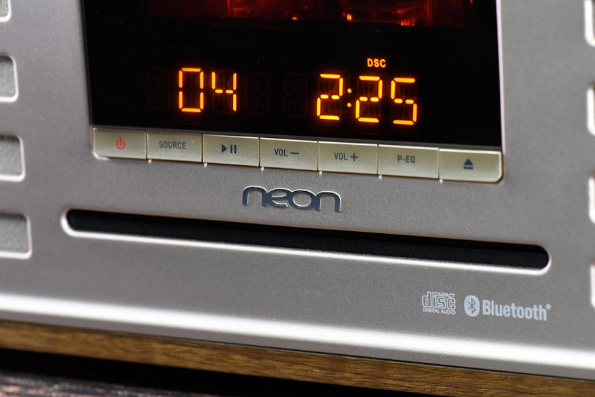 Neon MTB830 是一款原木復古風格設計的一體式音響，而且用到發燒級的電子膽管調聲。雖然外形有古典味，不過功能就好現代化而且幾齊全。