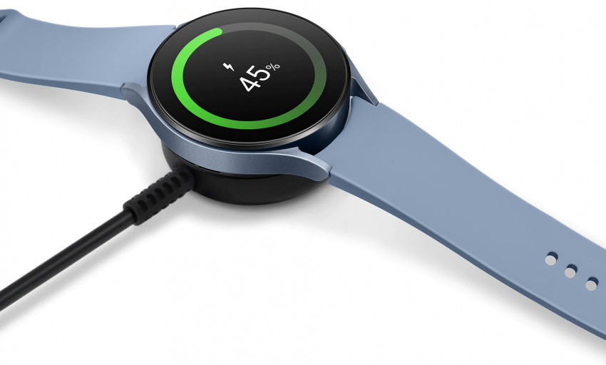 一隻藍色Galaxy Watch5正放在黑色無線充電器上，錶面正展示45%電量。