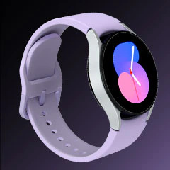以1/3角度展示銀色Galaxy Watch5裝置，錶帶扣上。