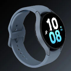 1/3角度展示藍色Galaxy Watch5裝置，錶帶扣上。